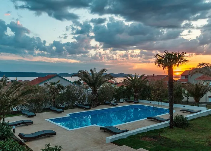 Vakantiehuis Luxury In Near Sea *